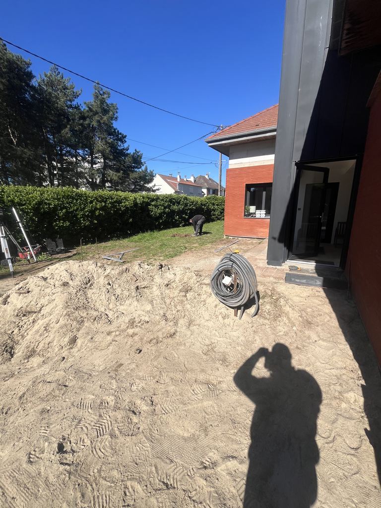Terrassement au pied de la façade, réseaux d’arrosage en attente