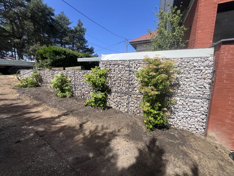 Le mur de gabions terminé, avant la pose du gazon