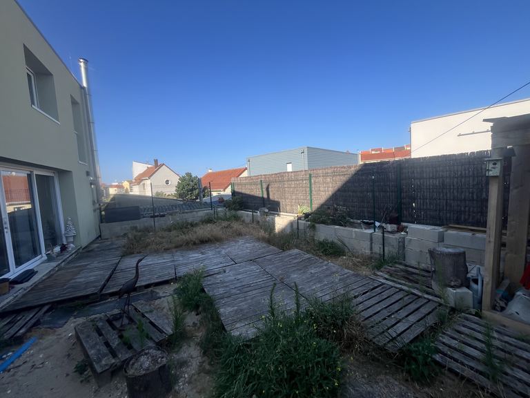 Avant : Terrasse bois neuve, portillon sur mesure et clôture