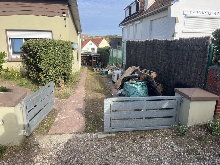 Avant : L’accès côté rue : portail grillagé avant, portillon bois ajouré après.