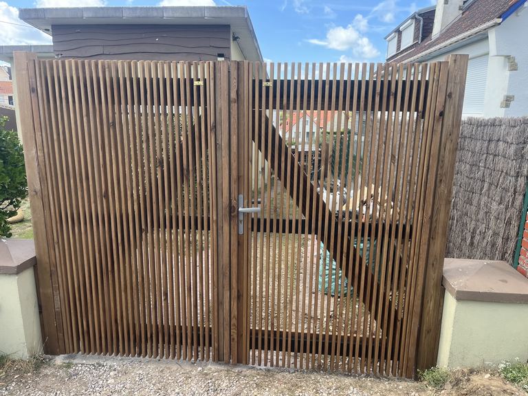 Portillon double en bois ajouré fabriqué sur mesure