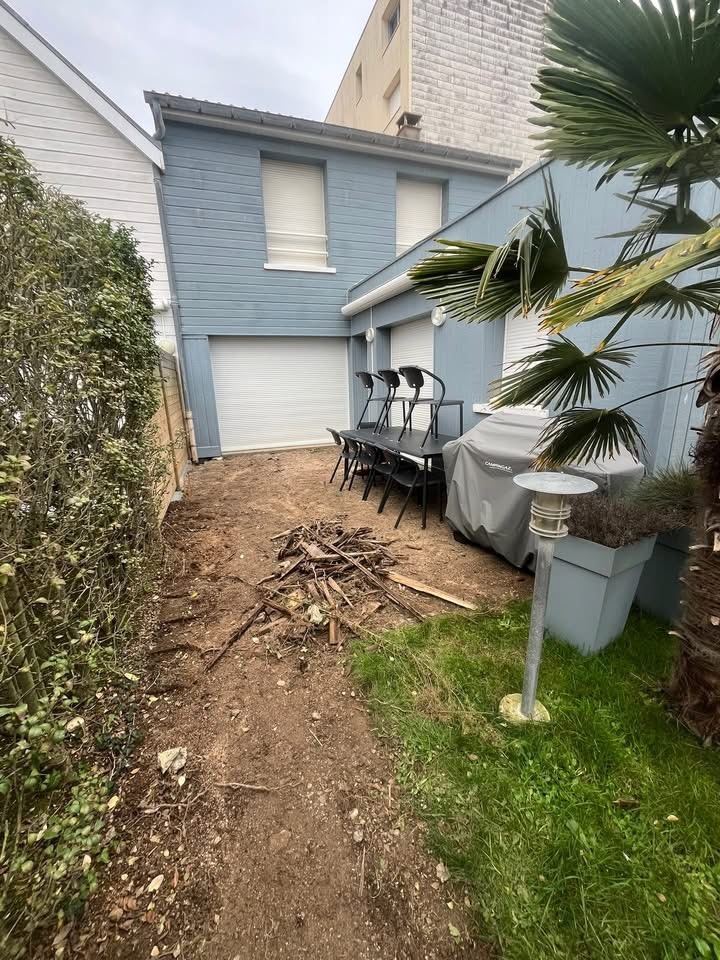 Avant : Petit jardin de ville : terrasse bois, gazon synthétique et clôture