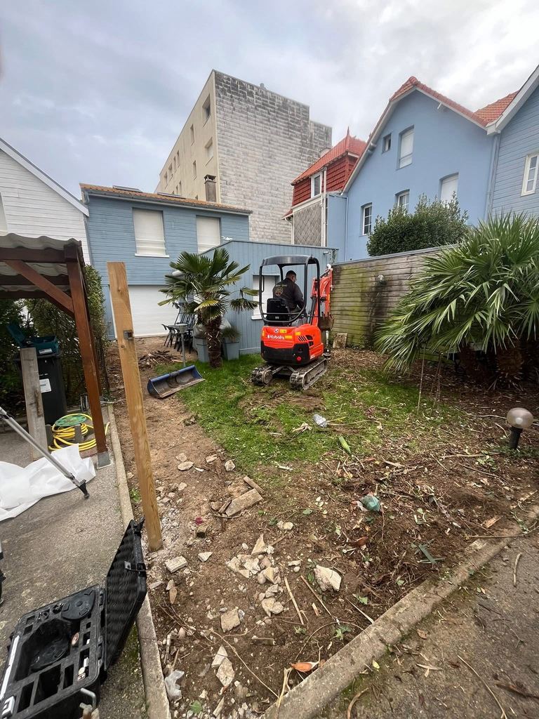 Avant : Vers la maison : la mini-pelle au travail, puis la terrasse terminée.