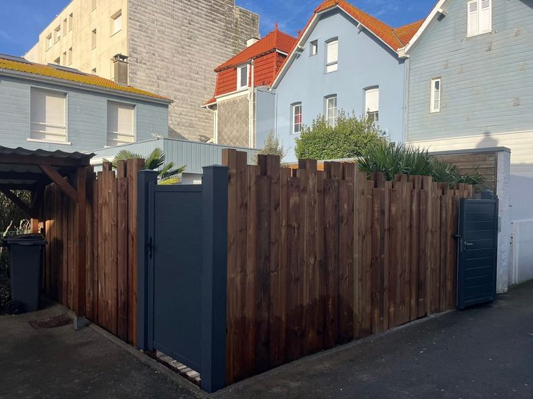 Palissade bois et portillon aluminium côté rue d’un jardin de ville