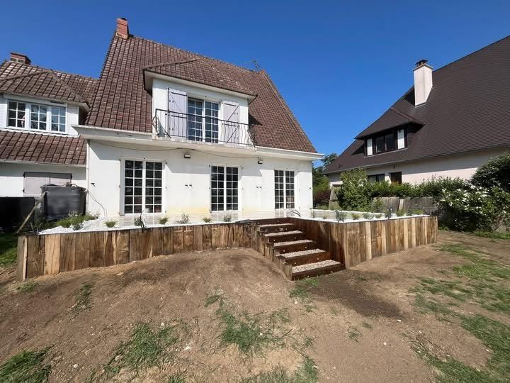 Terrasse en dalles et soutènement sur un terrain en pente à Boulogne-sur-Mer