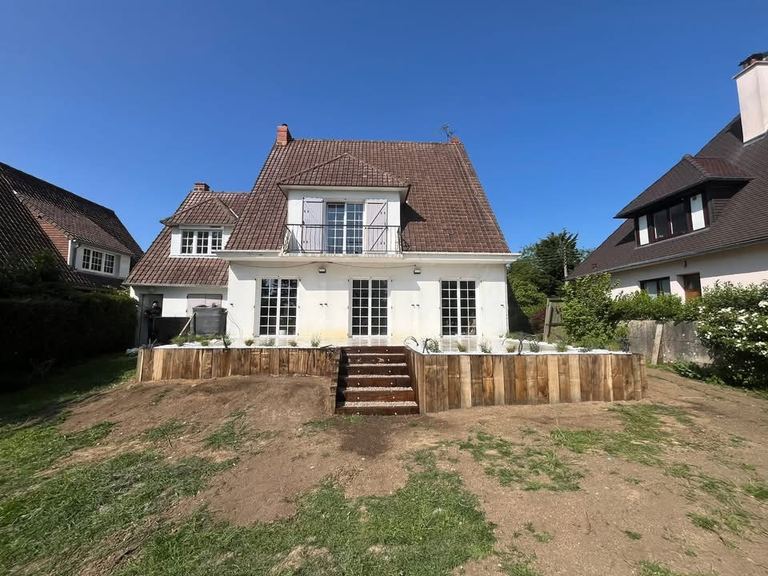 Terrasse en dalles et soutènement sur un terrain en pente à Boulogne-sur-Mer