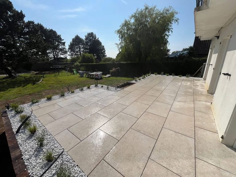 Terrasse en dalles grès cérame à Boulogne-sur-Mer