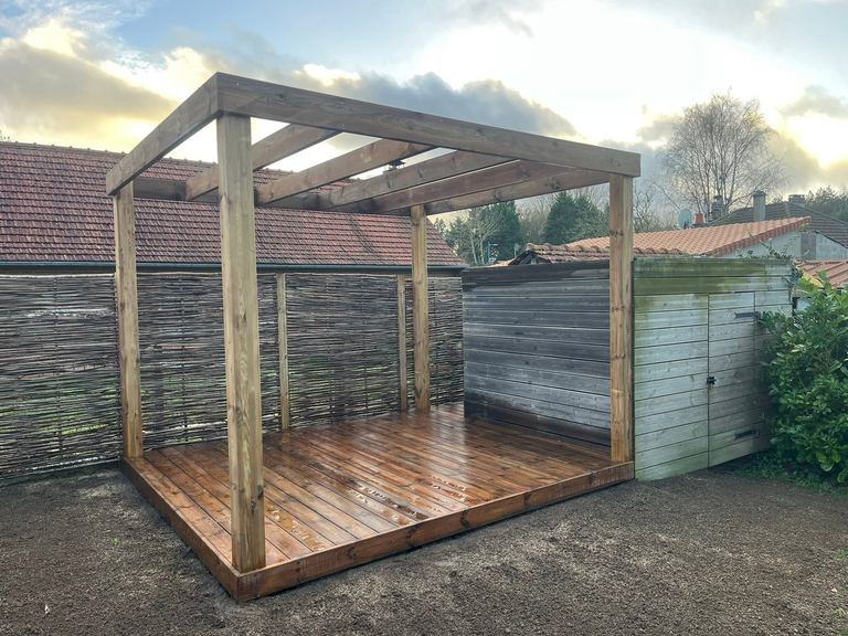 Pergola en bois massif posée sur une terrasse bois