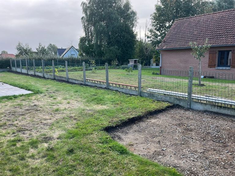Le jardin avant : grillage, fouille et terre nue