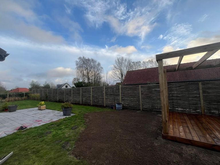 Terrasse, pergola et panneaux de noisetier tressé au fond du jardin