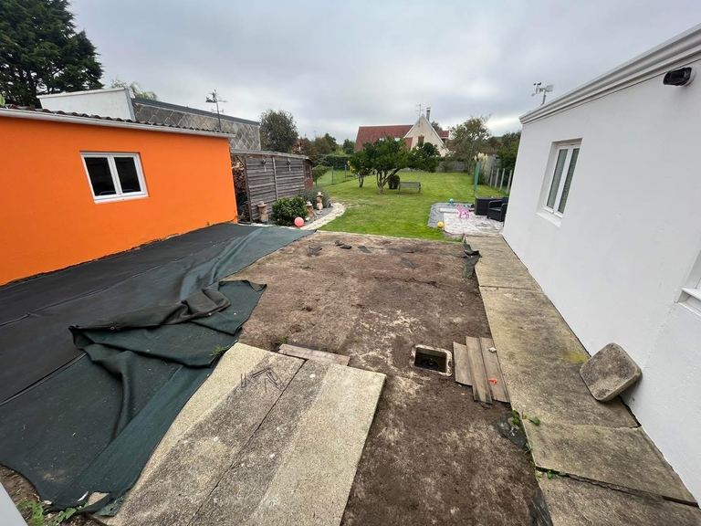 Avant : Depuis la maison : bâche et sable avant, pavés multi-gris après.