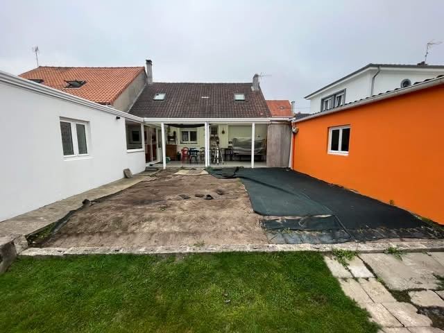 Avant : Terrasse en pavés multi-gris derrière une maison de ville