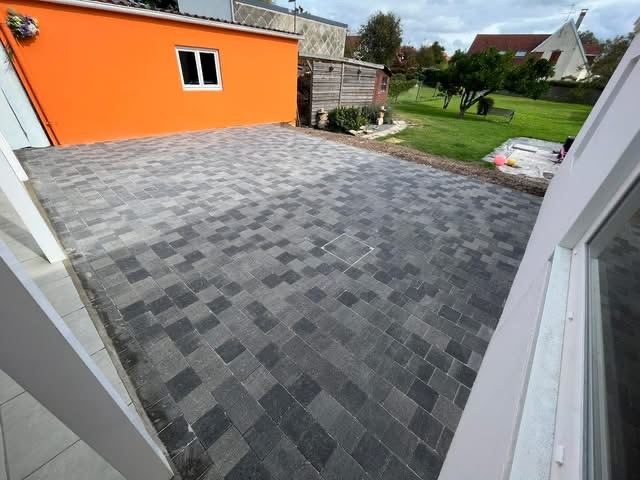 Terrasse en pavés multi-gris derrière une maison