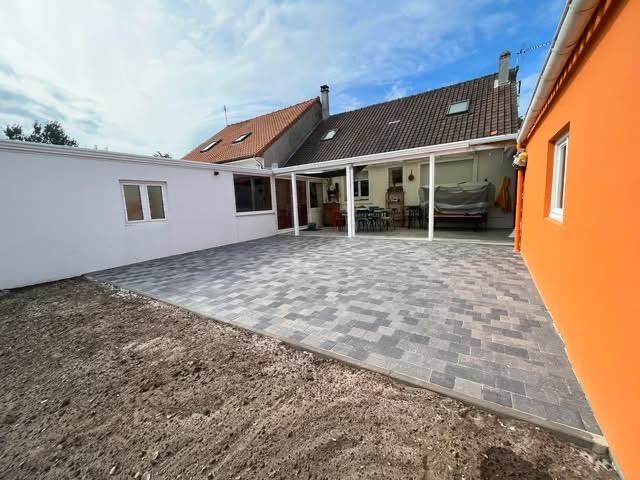 Après : Terrasse en pavés multi-gris derrière une maison de ville
