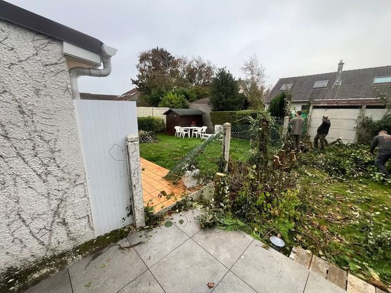 Avant : Un jardin envahi, nettoyé, clôturé, prêt pour le gazon.