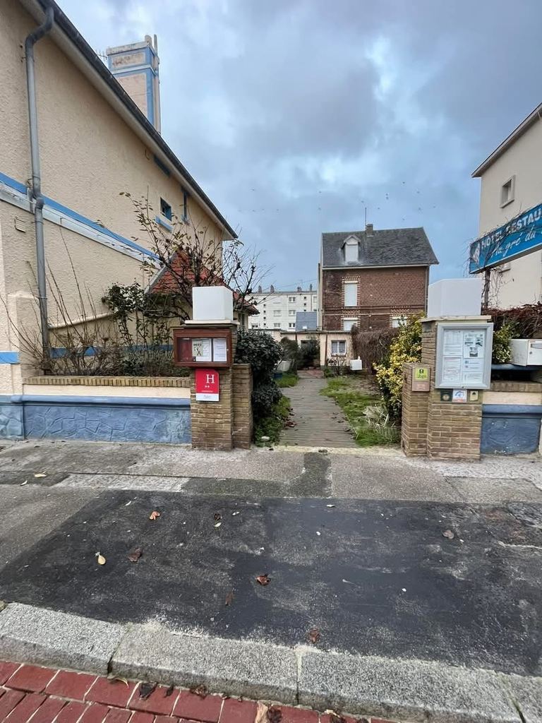 L’hôtel depuis la rue avant travaux, jardin en friche