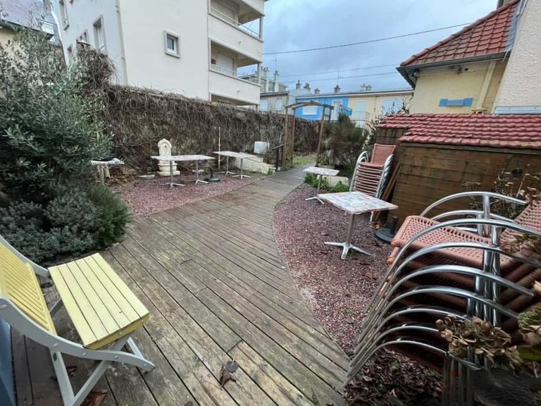 L’ancienne terrasse bois, mobilier stocké et lames abîmées