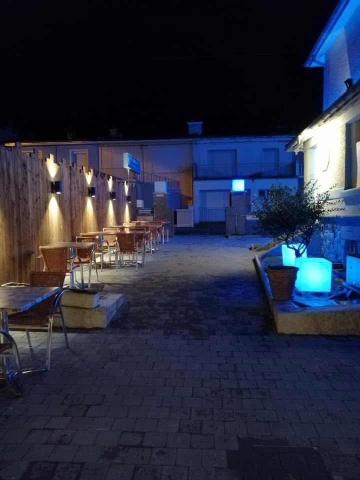 Le passage pavé vers la terrasse, éclairage d’ambiance