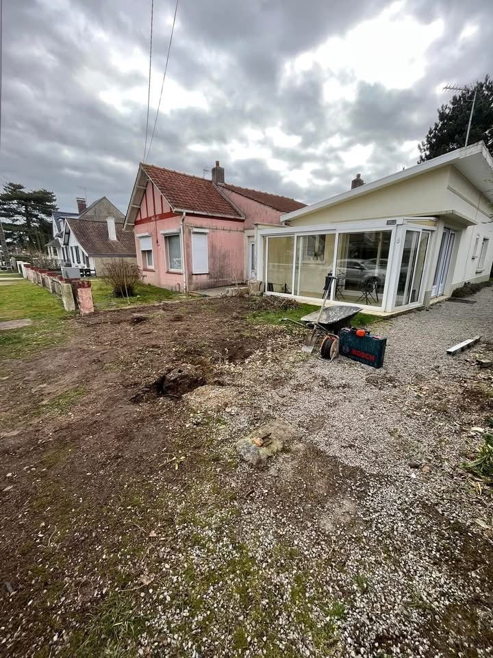 Le jardin avant travaux : gravier, mauvaises herbes et matériel