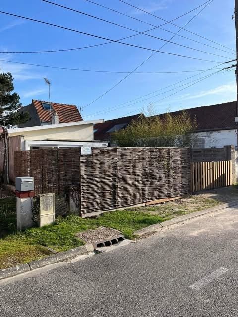 L’angle de la clôture, noisetier tressé sur poteaux bois