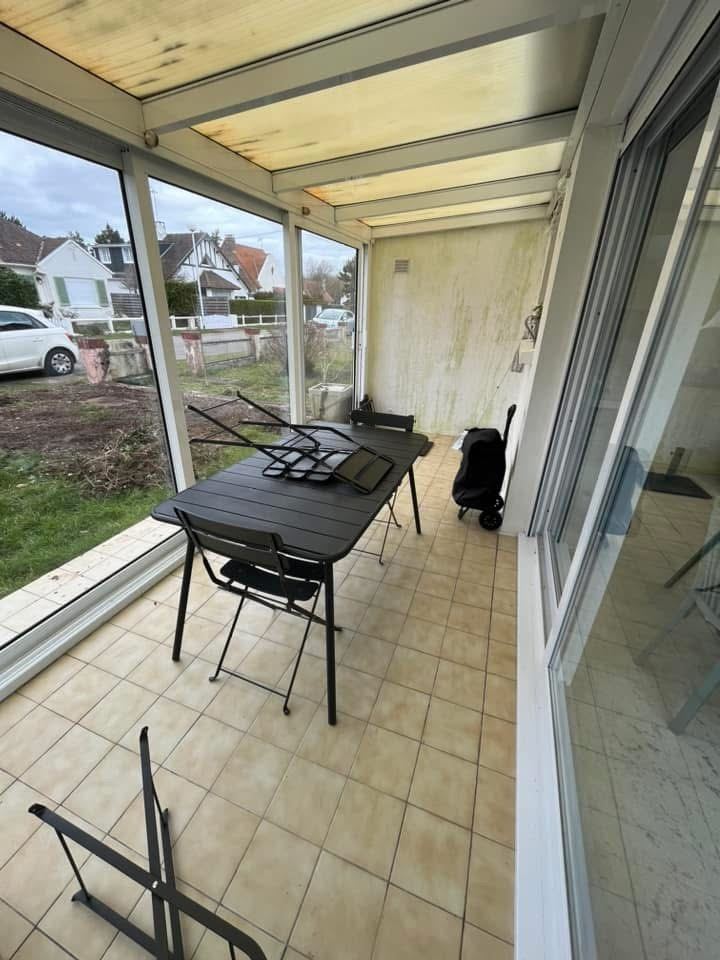 Avant : Terrasse bois, clôture en noisetier tressé et portillon à claire-voie
