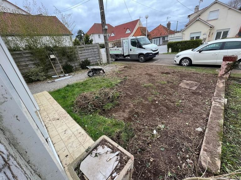 La cour arrière avant terrassement, vue depuis la véranda