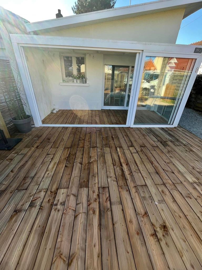 Après : Terrasse bois, clôture en noisetier tressé et portillon à claire-voie