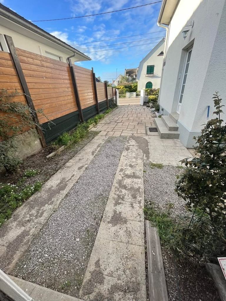 Avant : Allée, entrée et cour en pavés d’une villa anglo-normande