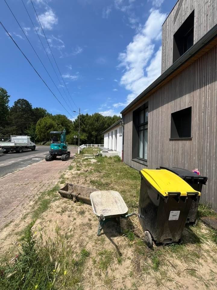 Le terrain à la livraison de la maison : sable, gravats et brouette