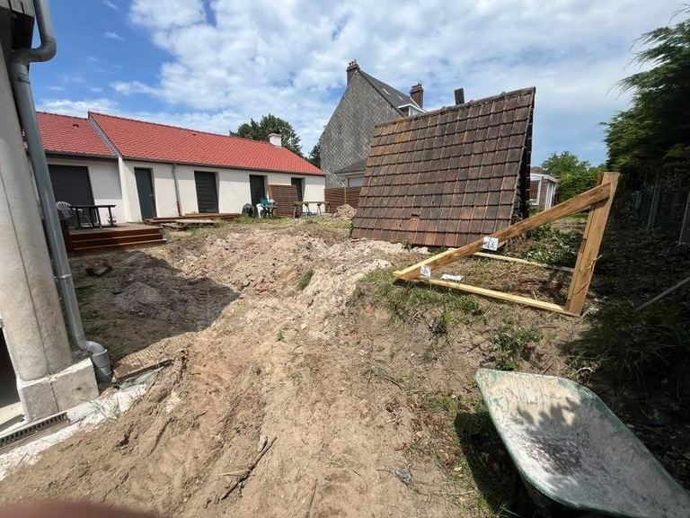 Terrassement avant la pose du gazon, à l’arrière de la maison