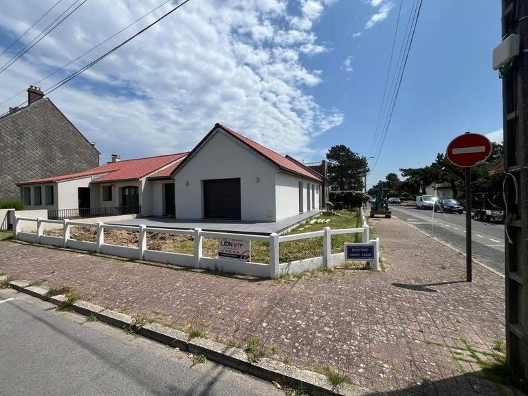 Avant : Jardin complet d’une maison neuve : ganivelles, gazon en rouleau, massifs.