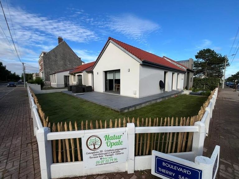 Après : Jardin complet d’une maison neuve : ganivelles, gazon en rouleau, massifs.