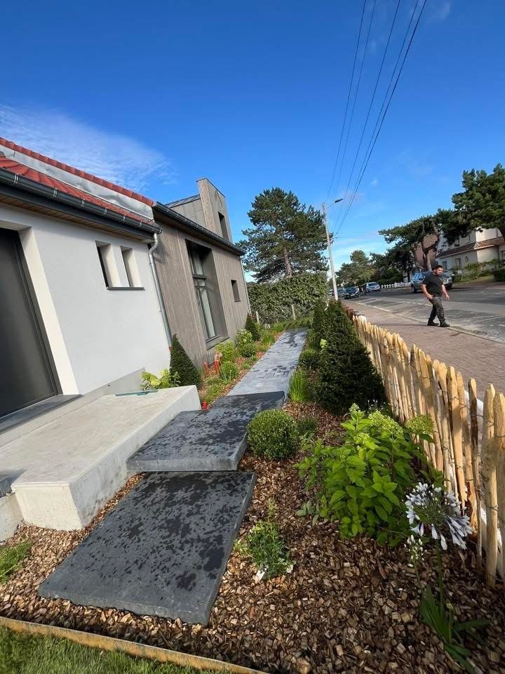 Dalles de pas japonais, graminées et clôture en ganivelles