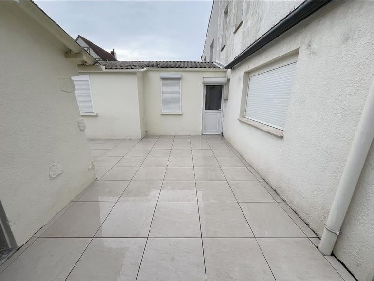 Cour en dalles grand format entre deux ailes d’une maison