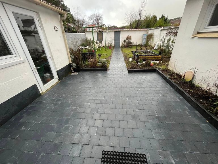 Cour en pavés anthracite