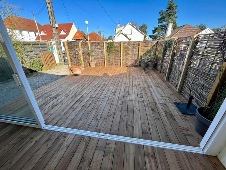 Terrasse bois fermée par une clôture en brande