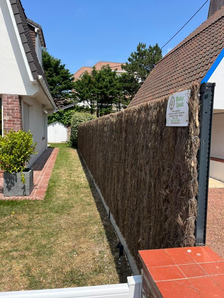 Clôture en brande le long d’un gazon