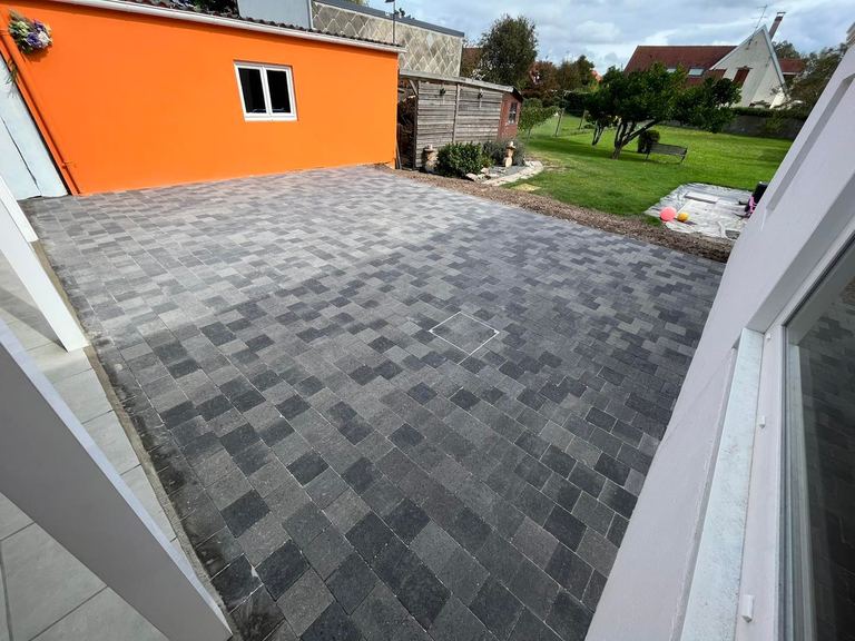 Terrasse en pavés multi-gris devant une extension