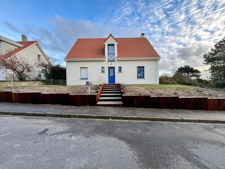 Maison sur butte avec soutènement en traverses et escalier