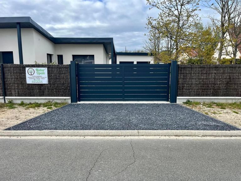 Portail aluminium et stationnement en gravier