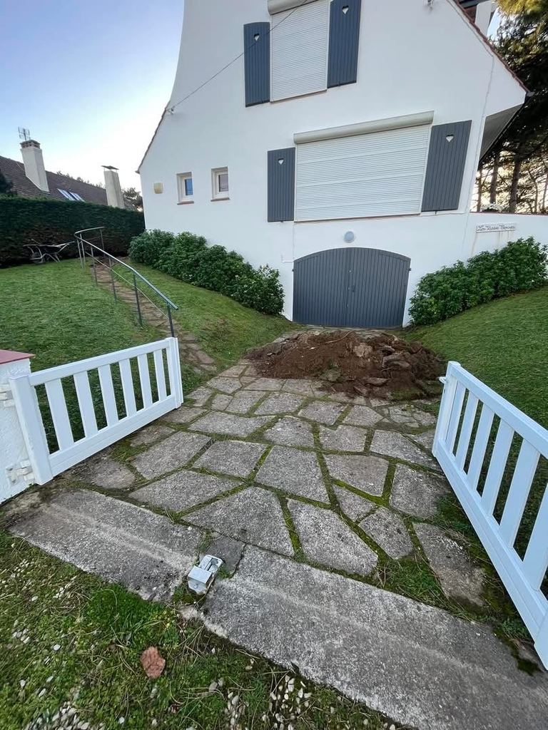 Avant : Un chemin de pierres glissant devenu descente de garage en pavés anthracite.