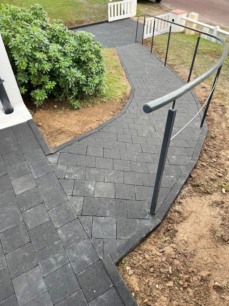 Allée piétonne en pavés anthracite avec main courante