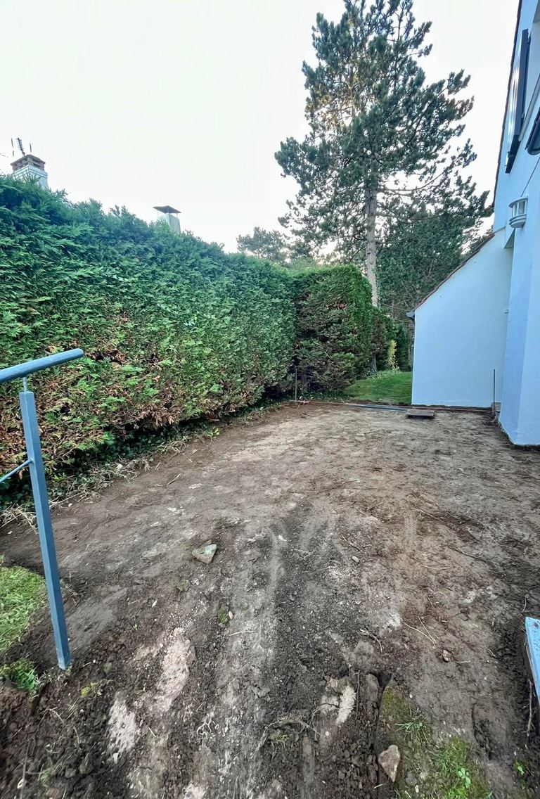Avant : La cour arrière, terrassée puis pavée jusqu’au pied de la maison.