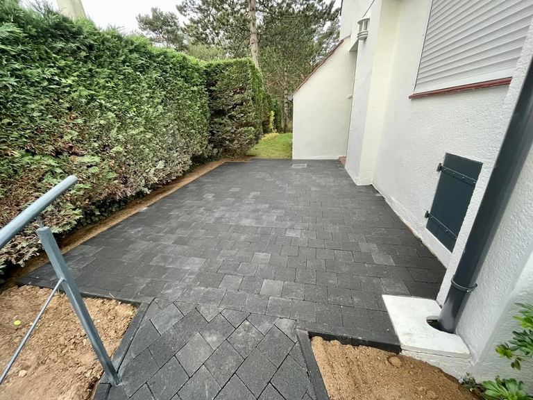 Après : La cour arrière, terrassée puis pavée jusqu’au pied de la maison.