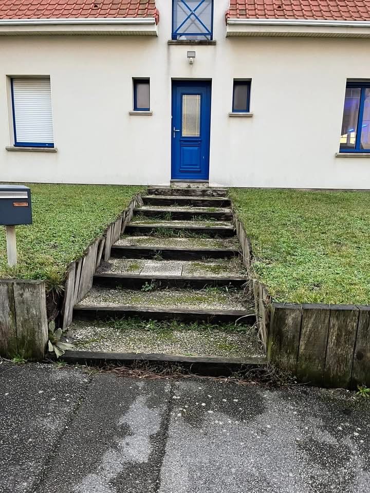 Avant : L’escalier d’accès à la porte d’entrée, avant et après.
