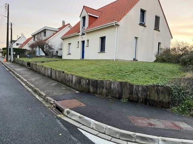 Avant : Le mur bas le long du trottoir, refait sur toute la longueur.