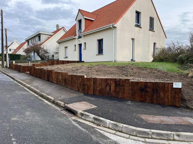 Après : Le mur bas le long du trottoir, refait sur toute la longueur.