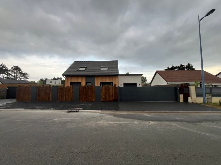 Vue d’ensemble depuis la rue, allée pavée anthracite