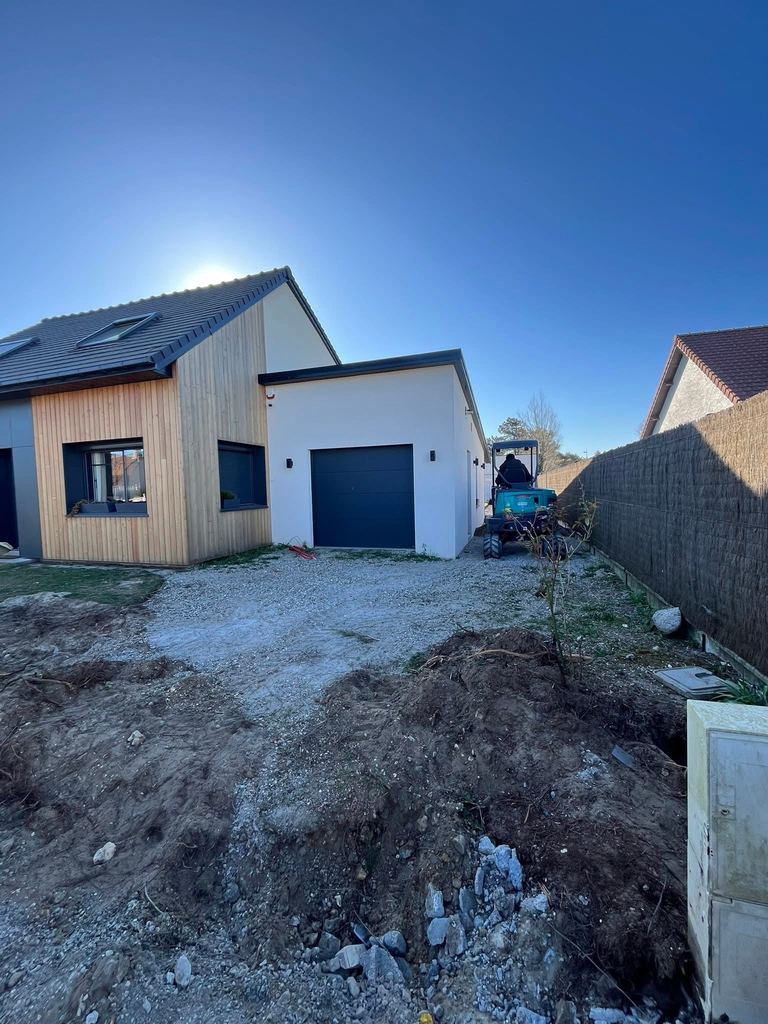 Le côté de la maison avant travaux : gravats et terre nue