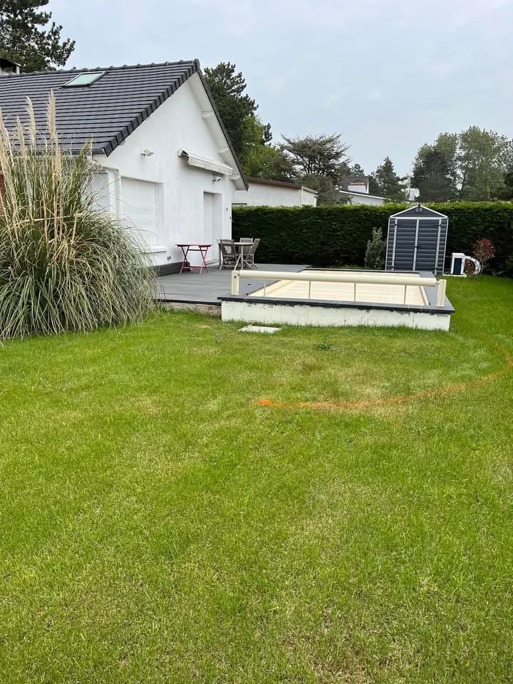 Avant : pelouse et bâche de piscine, aucun massif